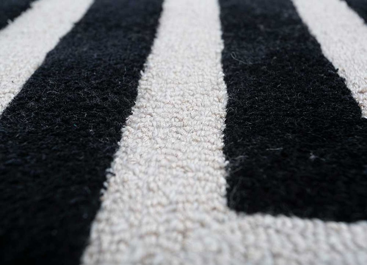 Wool Rug - 330 x 240 cm - black and white