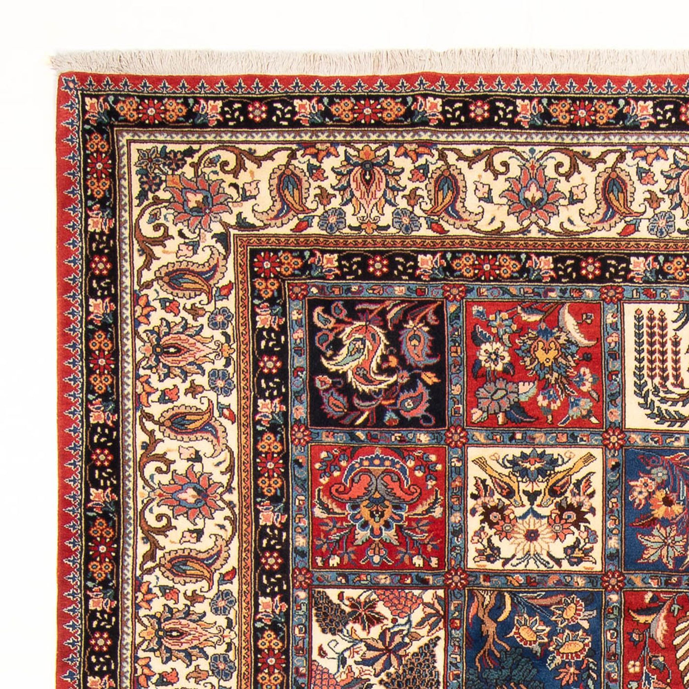 Bakhtiari Rug 306x210cm - Persian Rugs