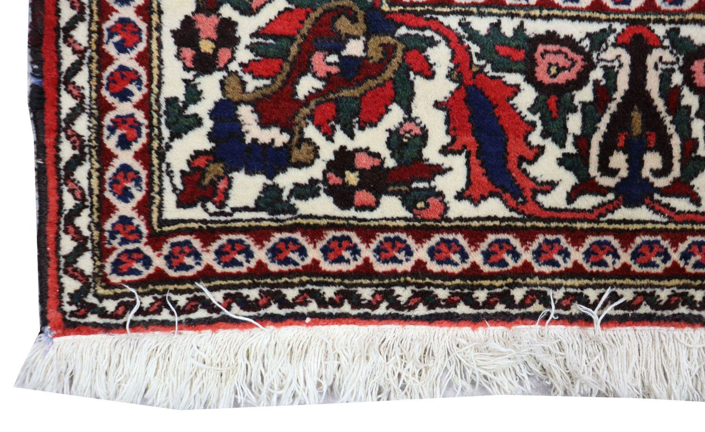 Bakhtiari Rug 246x159cm - Persian Rugs