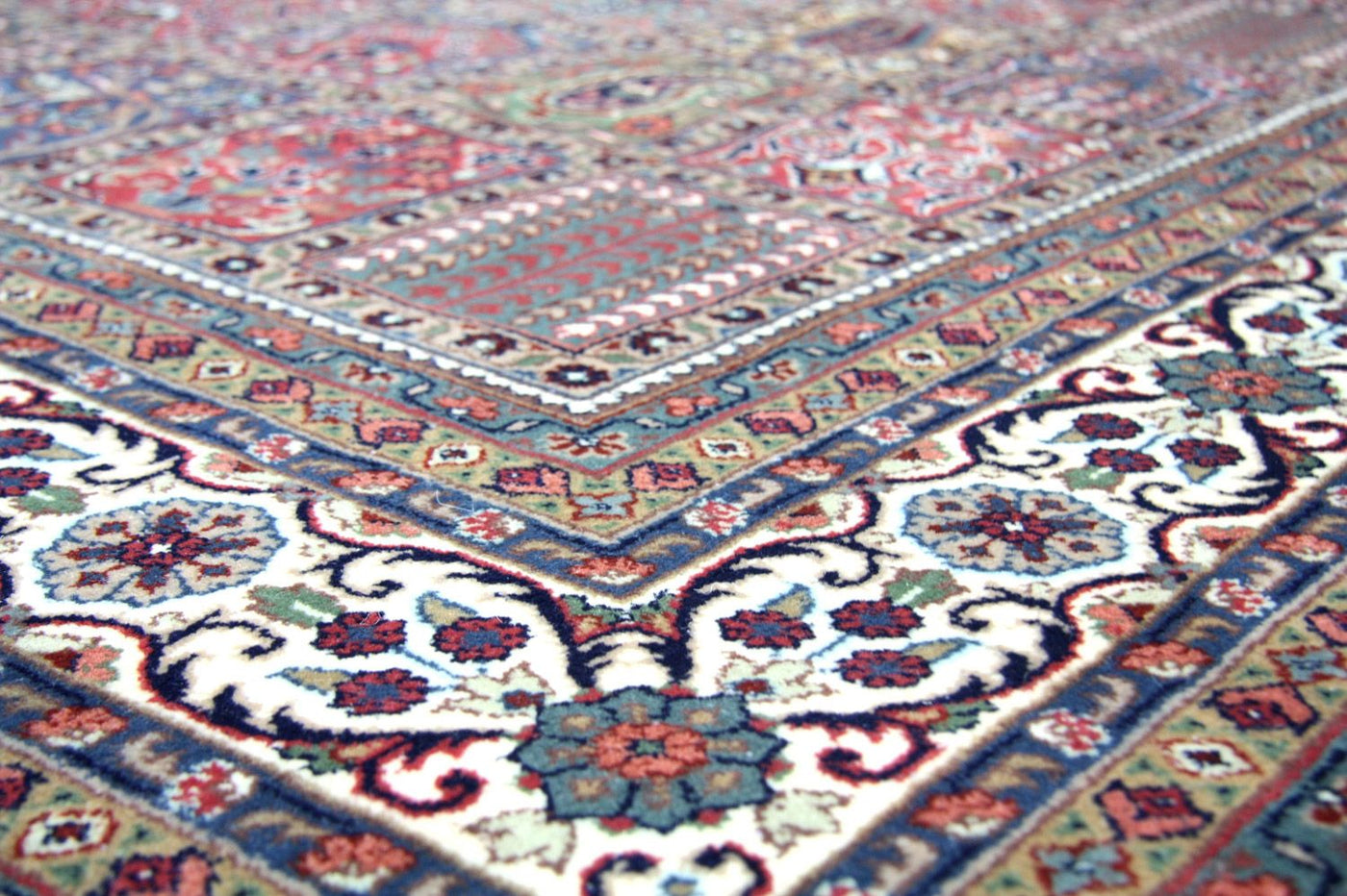 Bakhtiari Rug 301x198cm - Persian Rugs